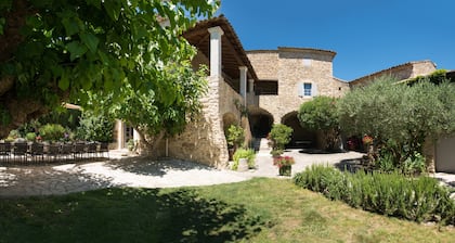 Mas des hirondelles avec piscine chauffée, tennis privé, proche d'UzÚs.