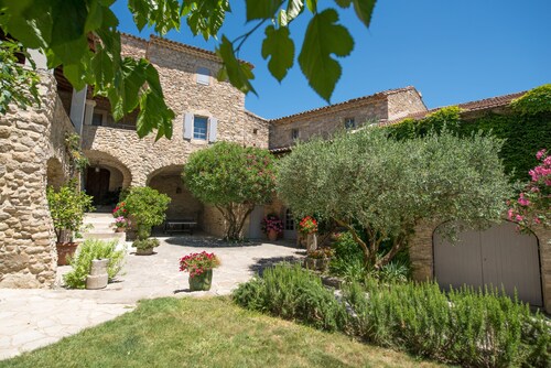 Mas des hirondelles avec piscine chauffée, tennis privé, proche d'Uzès.