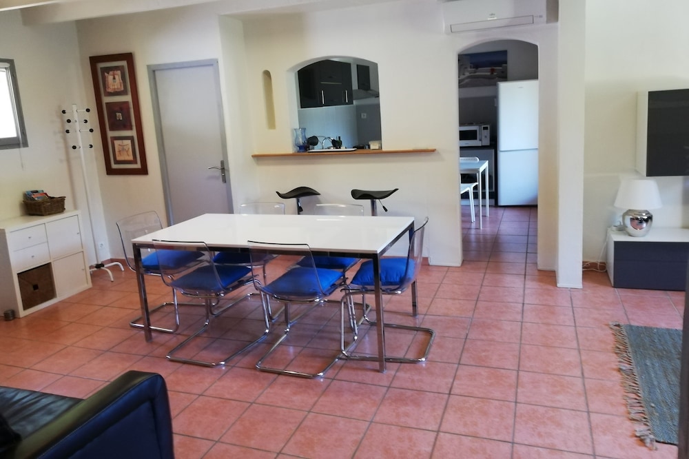 Nice air-conditioned apartment with terrace, 1 km from the village