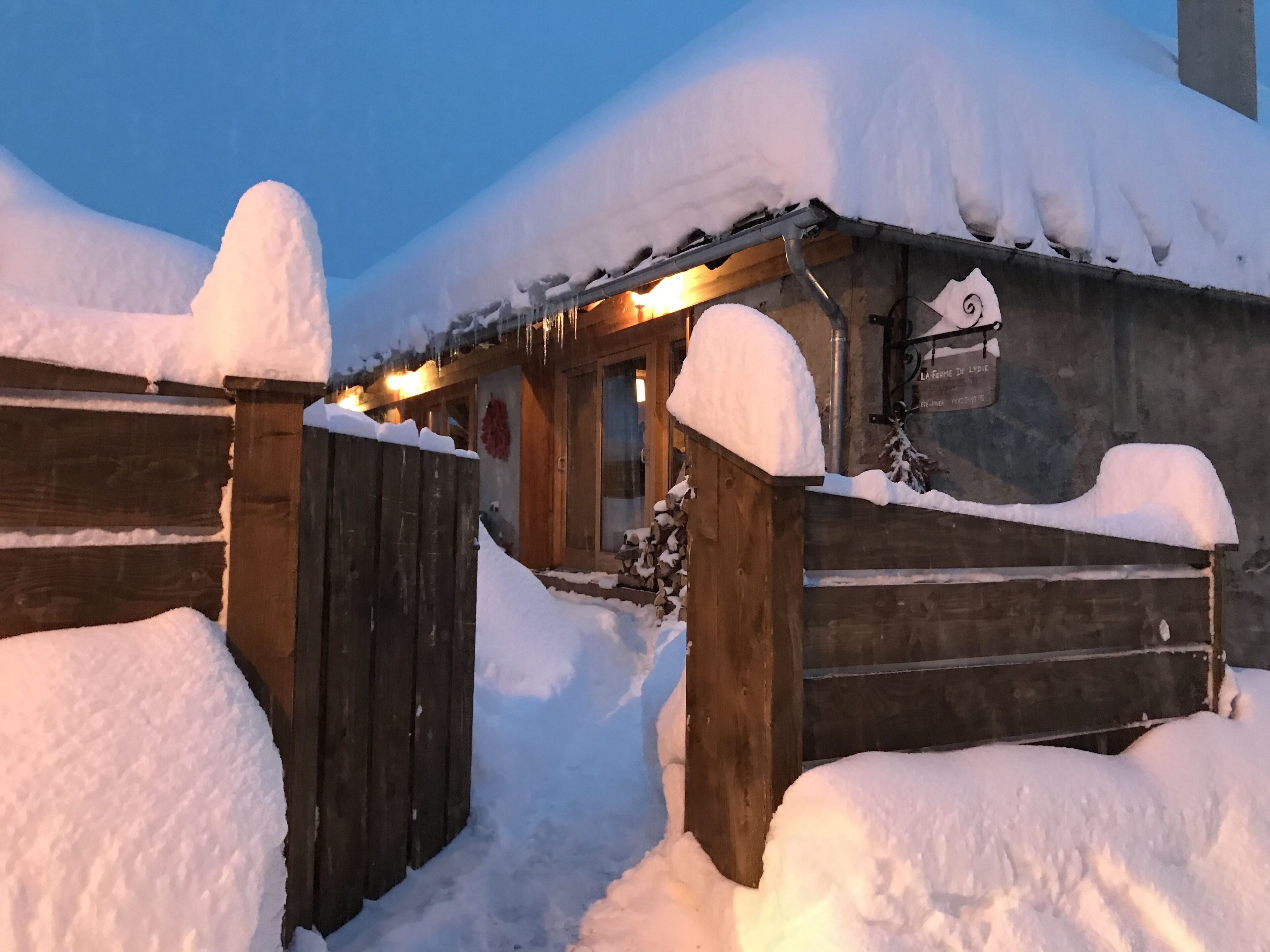 LARGE AND WARM CHALET FOR MAGICAL MOMENTS IN FAMILY AT THE FOOT OF THE SLOPES