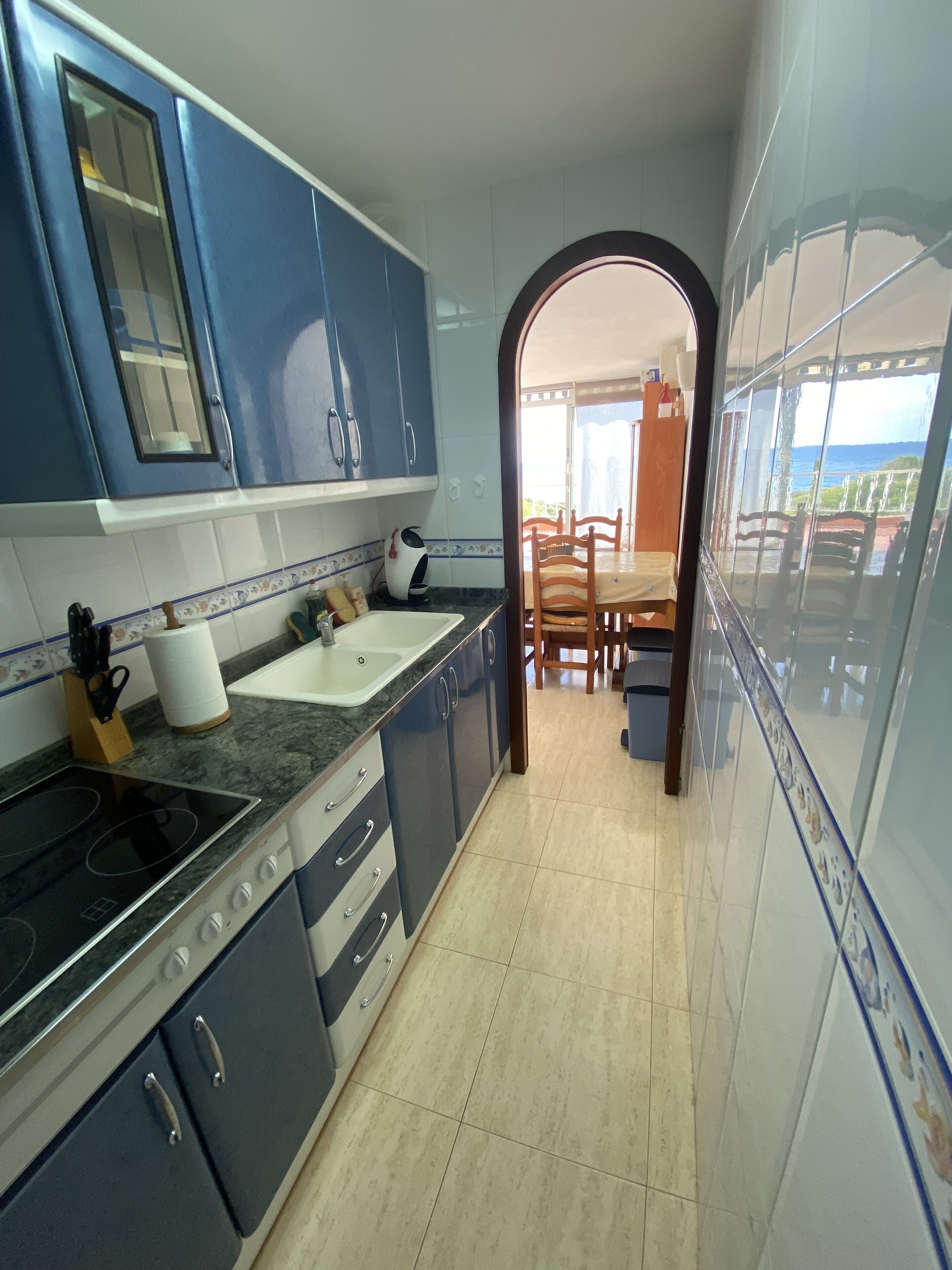 Réfrigérateur, micro-ondes, plaque de cuisson, cafetière/bouilloire