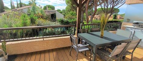 屋外ダイニングエリア