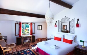 5 bedrooms, iron/ironing board, free WiFi, bed sheets
