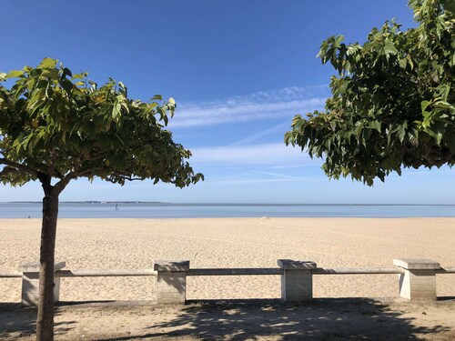 Heated pool, beach and shops on foot, relaxation is guaranteed