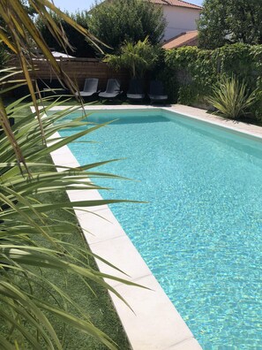 Een buitenzwembad en een verwarmd zwembad