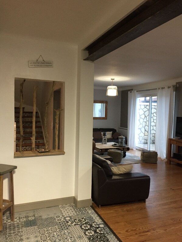 Smart TV, reproductor de DVD, futbolito y libros