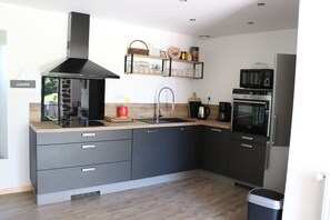 Four, plaque de cuisson, lave-vaisselle, cafetière/bouilloire