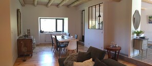 Interior - Old farm renovated in a contemporary style (LANTRIAC)