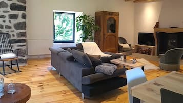 Televisio, takka, kirjoja