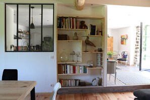 Interior - Old farm renovated in a contemporary style (LANTRIAC)