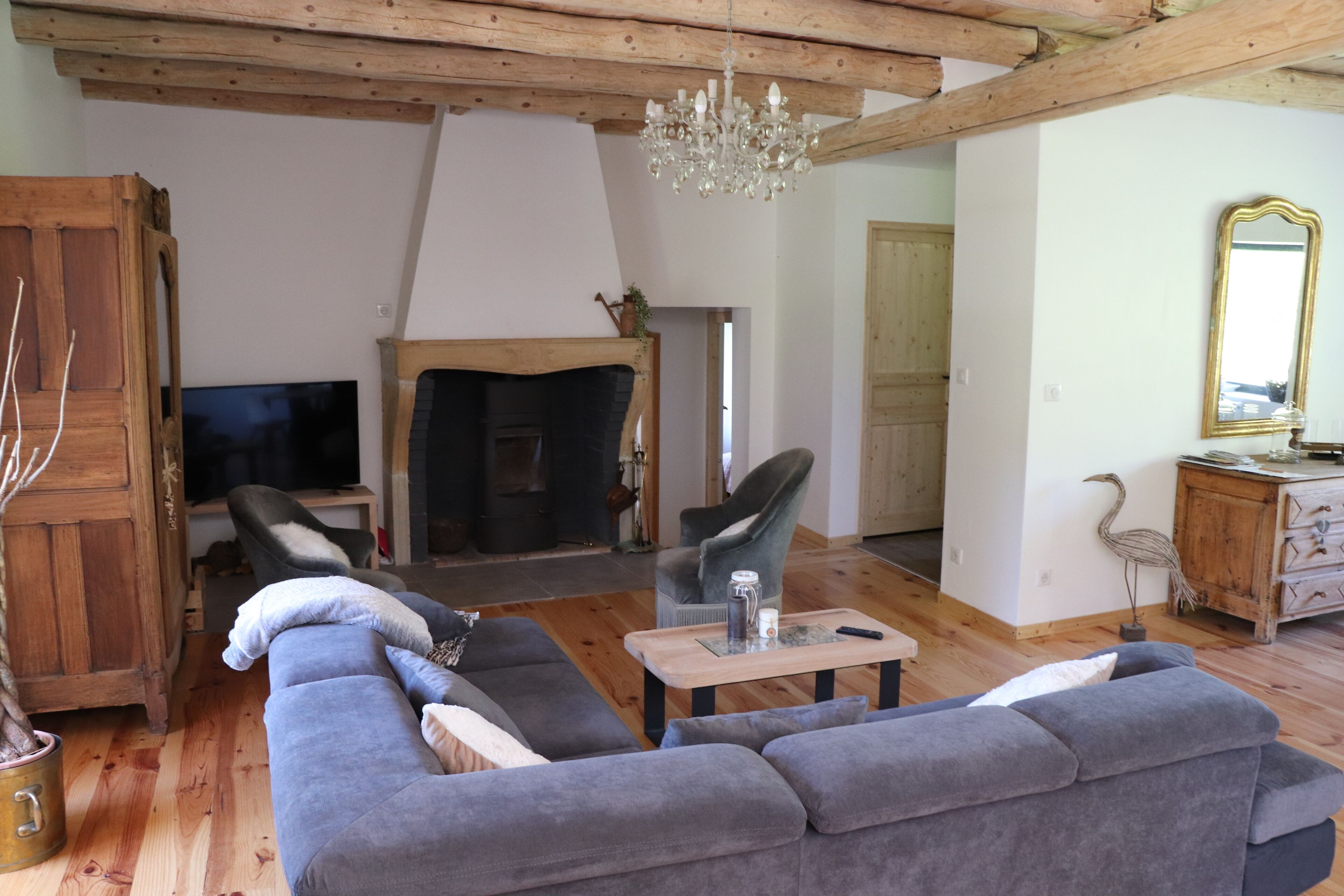 电视、壁炉、书