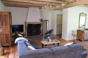 Télévision, cheminée, livres