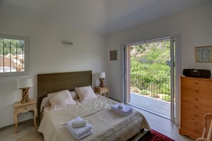 3 bedrooms, iron/ironing board, travel cot, free WiFi