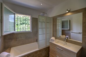 Badewanne, Haartrockner, Handtücher, Seife