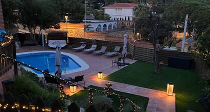 Schöne Wohnung in einer Villa mit Pool und Garten