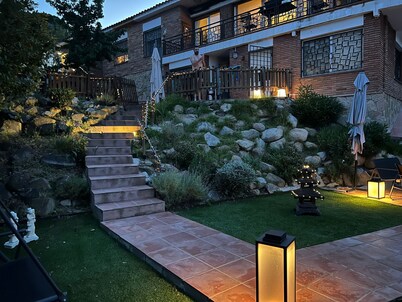 Bonito y acogedor apartamento con piscina y jardín