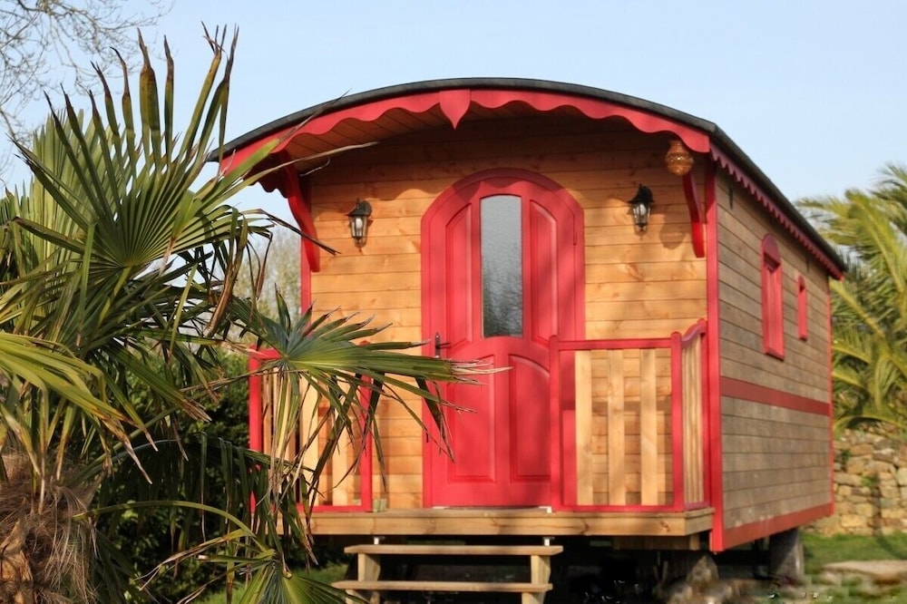 - 10% for a 7-night Easter holiday stay