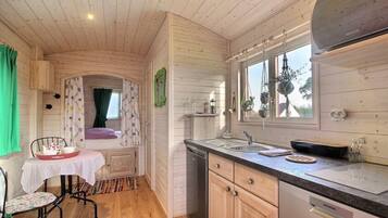 Kühlschrank, Mikrowelle, Herdplatte, Geschirrspüler