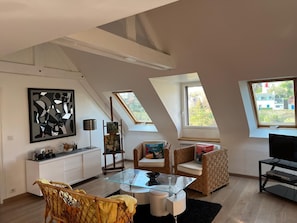 Smart TV, DVD player, books, music library - Superb apartment with a sea view from any direction (Clohars-Carnoët)