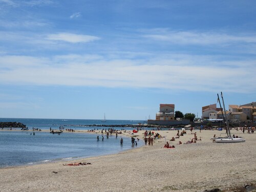 Studio in privater Residenz mit Parkplatz, nahe zum Strand