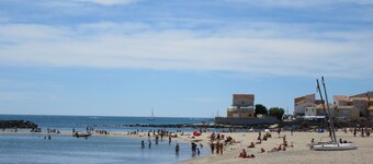 Studio i privat bolig med parkering nær stranden