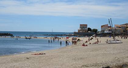 Studio in privater Residenz mit Parkplatz, nahe zum Strand