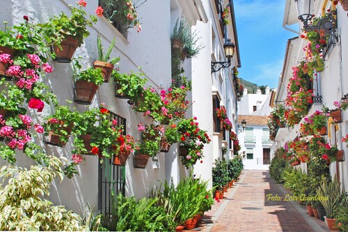 2BR Apartment with Pool – Walk to Beach & Marina – Sleeps 4