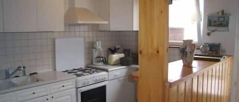 Kylskåp, mikrovågsugn, ugn och spishäll