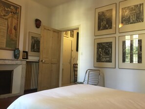 2 habitaciones, tabla de planchar con plancha, wifi y ropa de cama 