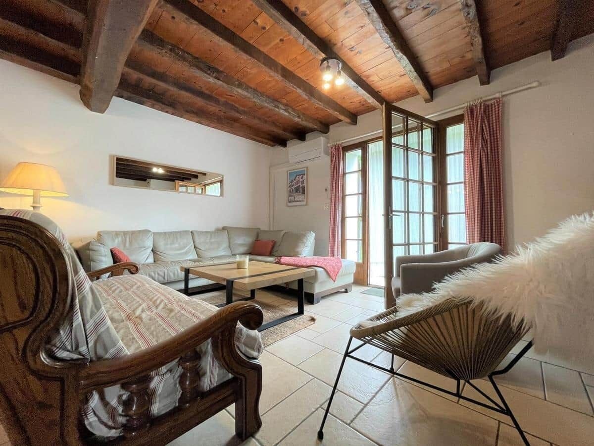 Een televisie, een open haard, een dvd-speler en boeken