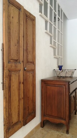 Corredor com portas de madeira e parede branca.