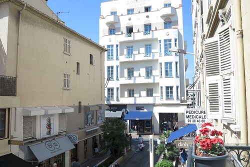 Central 1 Bedroom with Balcony Commandant André