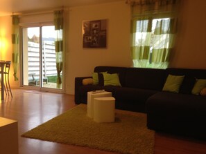 Televisión, reproductor de DVD, libros y videoteca 