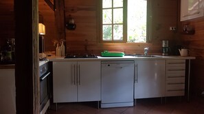 Réfrigérateur, un four, surface de cuisson, lave-vaisselle
