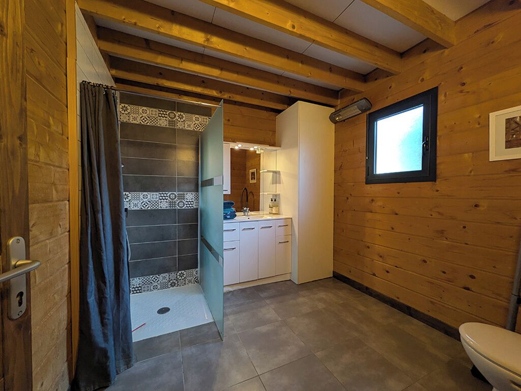Douche, serviettes fournies, savon, papier toilette