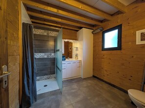 Douche, serviettes fournies, savon, papier toilette