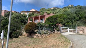 Property grounds - Tizzano, villa with individual garden. (Sartène)