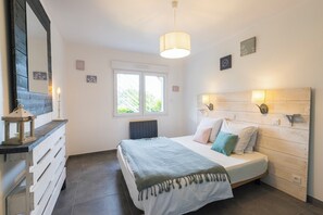 5 habitaciones, tabla de planchar con plancha y cuna de viaje 