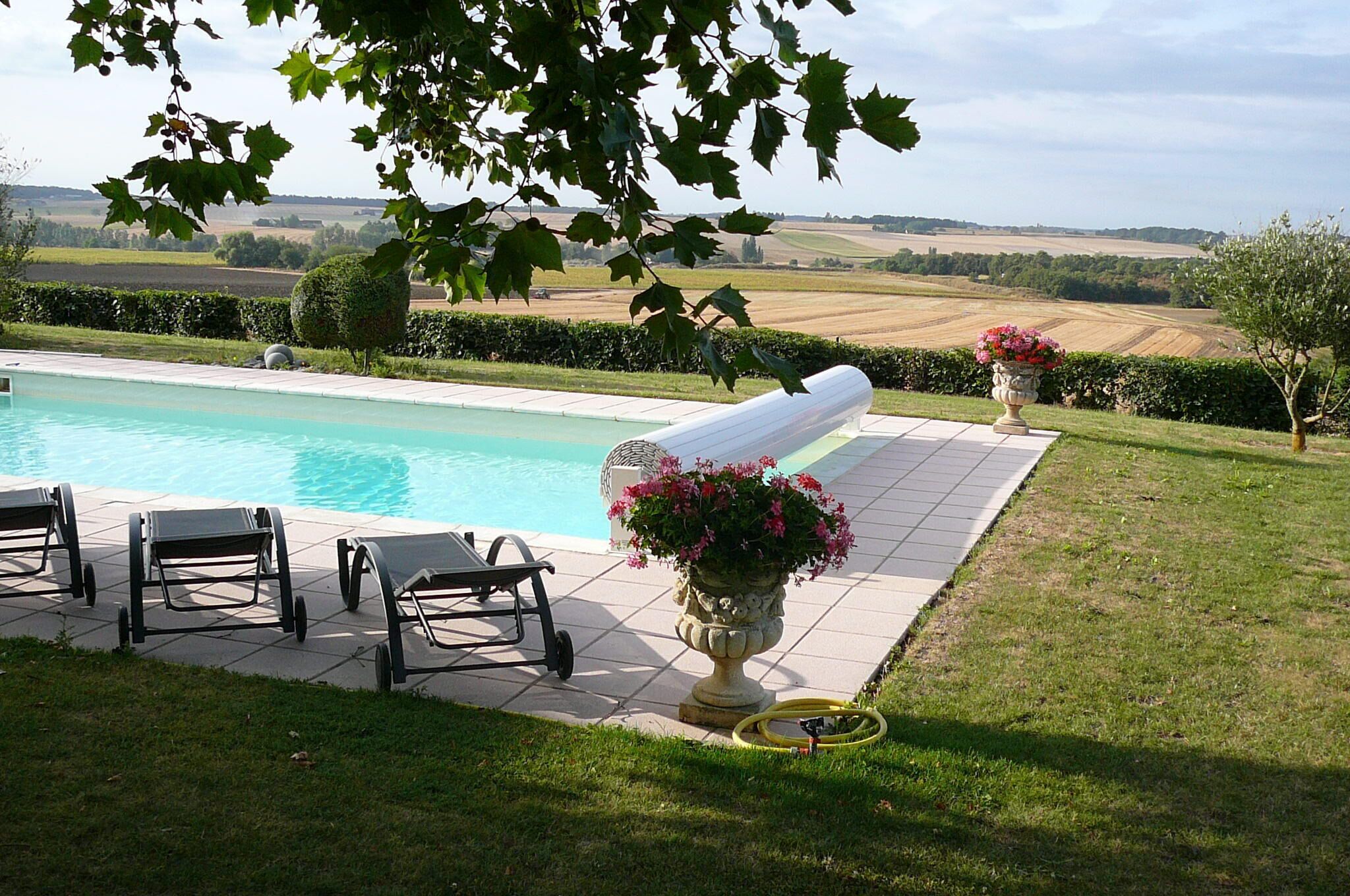 Charming cottage in Touraine with heated swimming pool, panoramic view for 5 people.