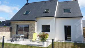 A modern two-story house with a stone facade, a flat roof, and a fenced backyard with outdoor furniture. - Carnac - Close to beaches and shops - 3 bedrooms (Carnac)