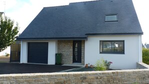 A two-story house with a dark roof, a garage, and a small window. - Carnac - Close to beaches and shops - 3 bedrooms (Carnac)