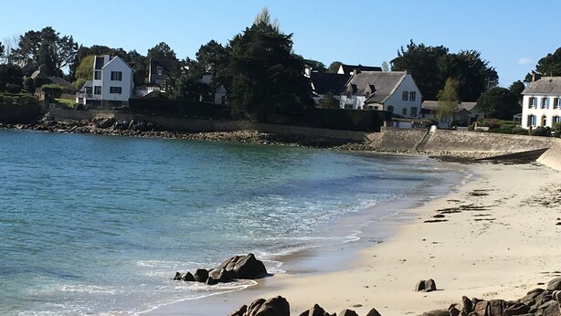 A beach with clear water, sandy shore, and houses in the background. - Carnac - Close to beaches and shops - 3 bedrooms (Carnac)
