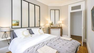 2 sovrum, skrivbord, strykjÀrn/strykbrÀda och resesÀng