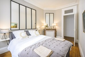 2 Schlafzimmer, Schreibtisch, Bügeleisen/Bügelbrett, Reisekinderbett