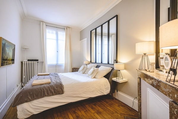 2 slaapkamers, een bureau, een strijkplank/strijkijzer, reisbedje