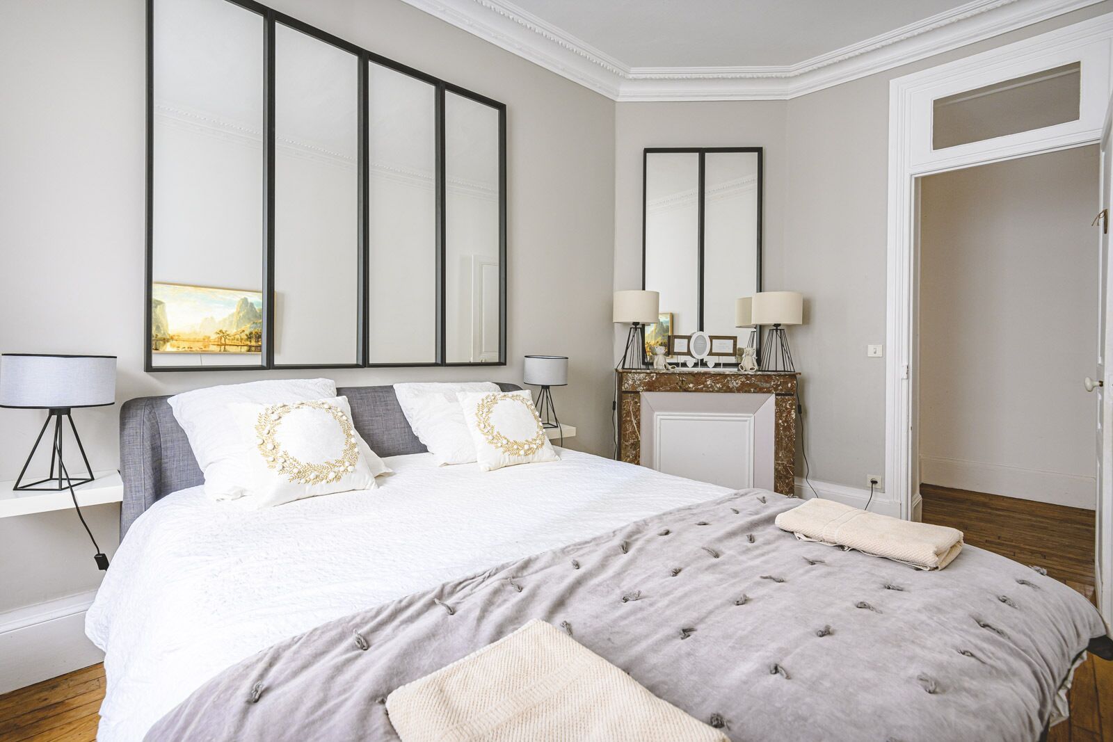 2 habitaciones, escritorio y tabla de planchar con plancha 