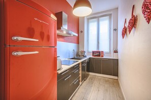 Kühlschrank, Mikrowelle, Herdplatte, Geschirrspüler