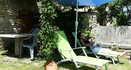 Una casa rural tranquila y confortable en un pueblo medieval en Borgoña