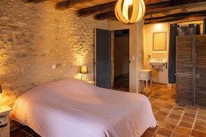 4 habitaciones, tabla de planchar con plancha y cuna de viaje 