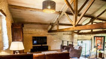 Smart-TV, Kamin, DVD-Player, Tischtennisplatte